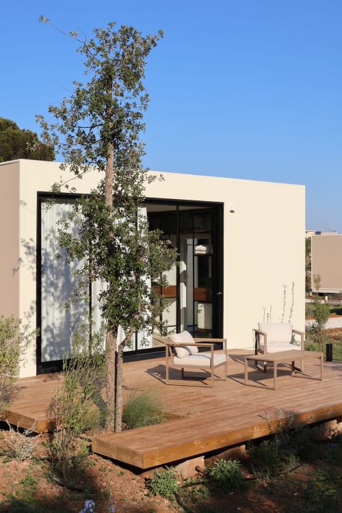 Moderna cabina minimalista con terrazza in legno e lettini lounge a Quercia Private Nature Retreat, Maglie Italia