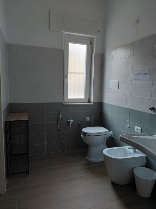 Bagno accessibile presso Makasa B&B Villapiana con toilette, bidet, lavabo e doccia