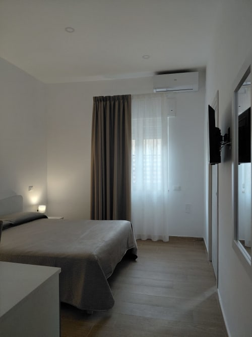 Camera matrimoniale accessibile a Makasa B&B a Villapiana con letto, TV, aria condizionata e vista sul giardino