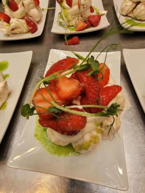 Assiette de dessert gourmand aux fraises du Domaine de la Gare M, boutique-hôtel à Mortagne-sur-Gironde