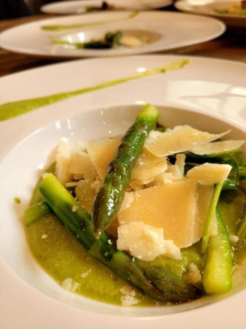 Élégant plat d'asperges au Parmesan à Domaine de la Gare M, gîte français à Mortagne-sur-Gironde