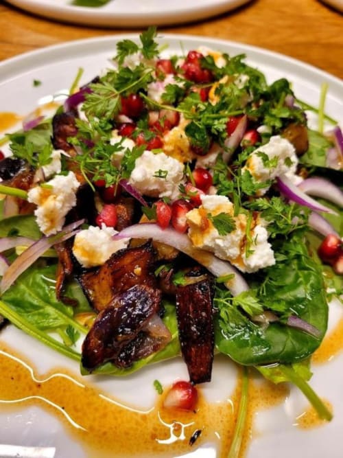 Salade de betteraves raffinée au fromage de chèvre, grenade et légumes verts à Domaine de la Gare M à Mortagne-sur-Gironde