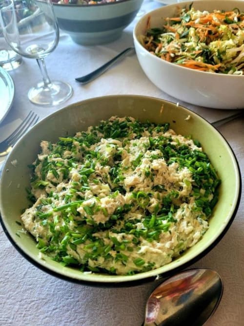 Trempette crémeuse aux oignons verts dans un bol en olive au Domaine de la Gare M, Mortagne-sur-Gironde