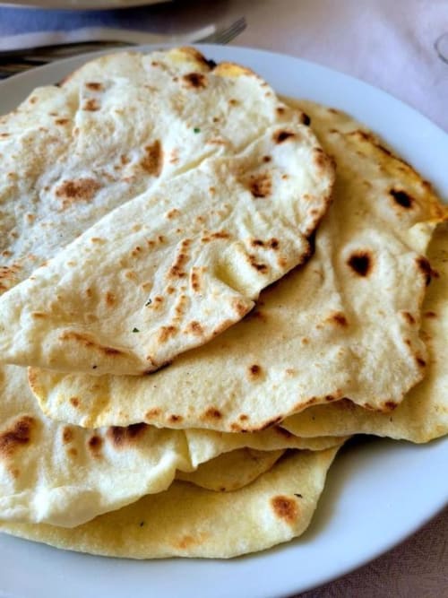 Pile de crêpes chaudes servies dans une assiette blanche au gîte Domaine de la Gare M à Mortagne-sur-Gironde, France