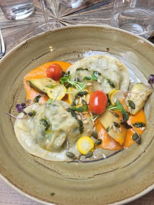 Ravioli élégamment dressé avec légumes et herbes à la Domaine de la Gare M, Mortagne-sur-Gironde
