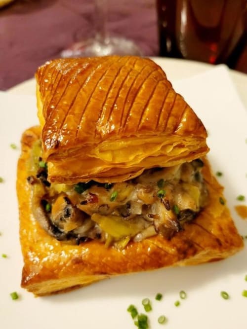 Sandwich feuilleté doré aux champignons sautés et oignons verts à la Domaine de la Gare M, Mortagne-sur-Gironde
