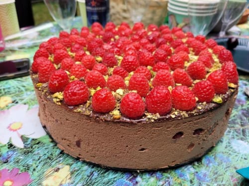 Gâteau au chocolat garni de framboises fraîches et pistaches à la Domaine de la Gare M, un bed and breakfast