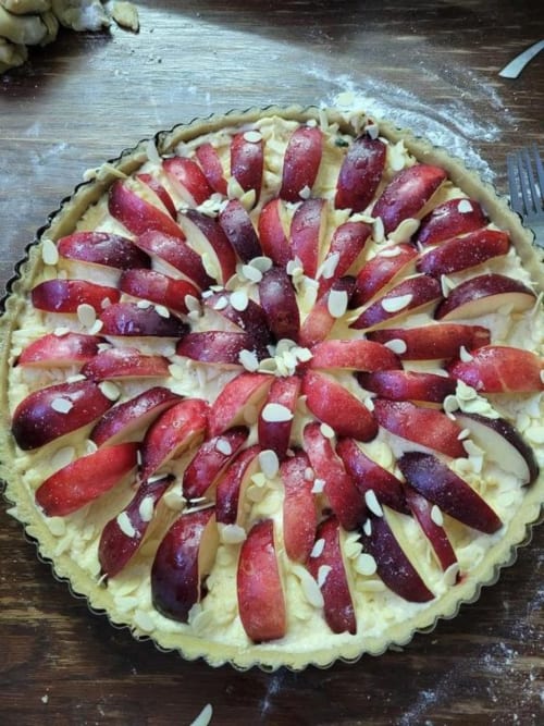 Tarte aux prunes maison garnie d'amandes au Domaine de la Gare, Mortagne-sur-Gironde