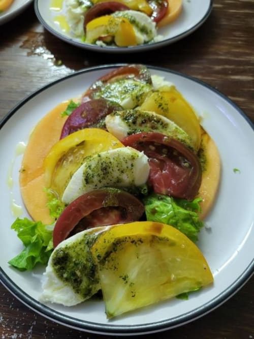 Salade Caprese aux tomates, mozzarella et pesto à Domaine de la Gare M, Mortagne-sur-Gironde