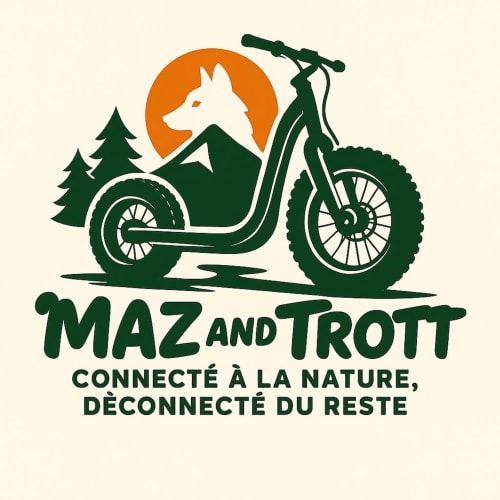 Logo Maz et Trott trottinette avec loup, forêt, montagnes et slogan français pour le gîte Domaine de Brise Bois à Rouzède