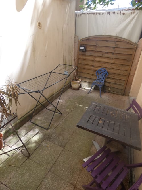 Villa triplex Maison Jardin Patio à Nanterre avec salon extérieur et portail en bois