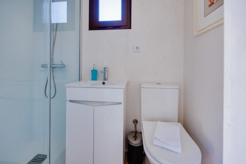 Banheiro moderno da cabine de glamping Arrabia Guest Houses com chuveiro, pia com gabinete e vaso sanitário