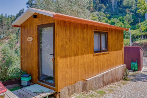 Cabana de glamping em madeira na Arrabia Guest Houses em Castelo de Paiva, Portugal, com porta de entrada e janela integradas