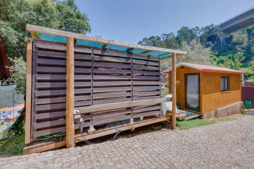 Cabana de glamping em madeira com pérgola turquesa na Arrabia Guest Houses, Castelo de Paiva, Portugal