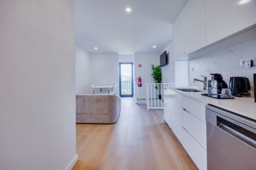 Cozinha moderna e área de estar da Casa Bernardo, Glamping Casas de Hóspedes Arrabia em Castelo de Paiva