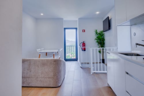 Espaço amplo em open-plan na Arrabia Guest Houses com cozinha, sala de jantar e varanda com vista para o rio em Castelo de Paiva