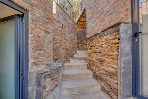 Corredor em pedra rústica com escada na Glamping Arrabia Guest Houses, Casa Bernardo em Castelo de Paiva