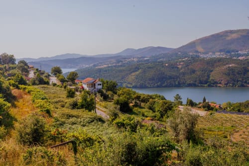 Casarões Arrabia com vista para o vale do Douro, montanhas florestadas e vinhedos em Castelo de Paiva, Portugal