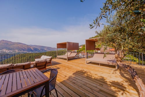 Terraço Casa Bernardo com deck de madeira, camas com dossel e vistas do rio em Arrabia Guest Houses Glamping, Castelo de Paiva,