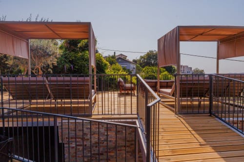 Moderno convés de madeira com corrimões de metal na Pousada Arrabia em Castelo de Paiva, Portugal, com vista para o vale do rio