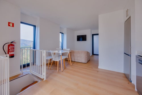 Quarto Casa Costa na Arrabia Guest Houses com área de refeições, vista para o rio e comodidades modernas em Castelo de Paiva