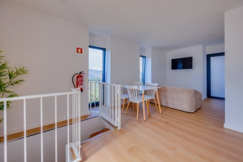Quarto moderno da Casa Costa na Arrabia Guest Houses com vista para o rio, área de refeições e móveis contemporâneos