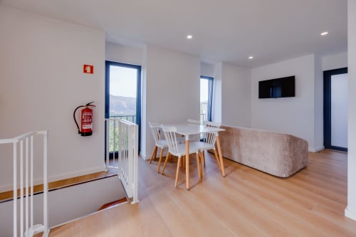 Quarto moderno da Casa Costa em Arrabia Guest Houses com sala de refeições, vista para o rio, TV e piso de madeira