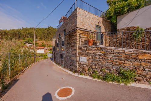 Villa moderna de pedra Casa Costa na Arrabia Guest Houses, Raiva, com garagem curva e encosta florestada ao fundo