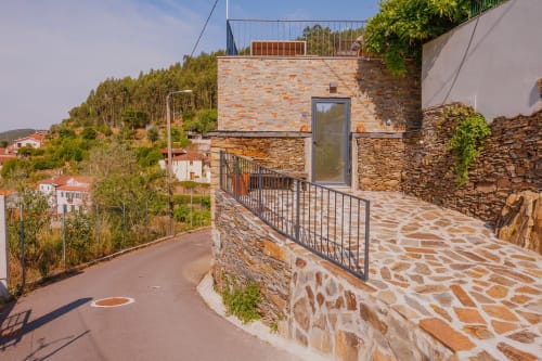 Casa Costa nas Casas de Hóspedes Arrabia em Castelo de Paiva apresenta arquitetura em pedra com design moderno, terraço e localização na encosta