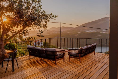 Terraço ao pôr do sol em Arrabia Glamping, quarto Casa Costa com vistas para o rio e lugares confortáveis com vista para Castelo de Paiva