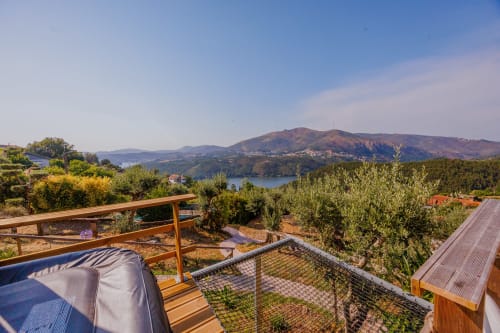 Terraço da Cabana Glamping Arrabia Guest Houses com vista para o rio Castelo de Paiva, oliveiras e montanhas