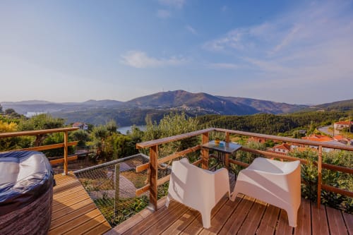 Terraço de glamping com vista para o vale do rio Paiva e montanhas, Castelo de Paiva, Portugal