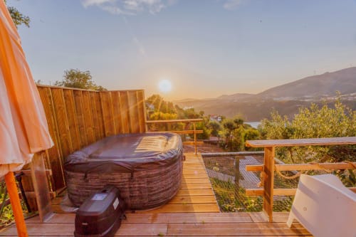 Deck da cabana glamping ao pôr do sol com vista para o rio em Arrabia Guest Houses, Castelo de Paiva Portugal
