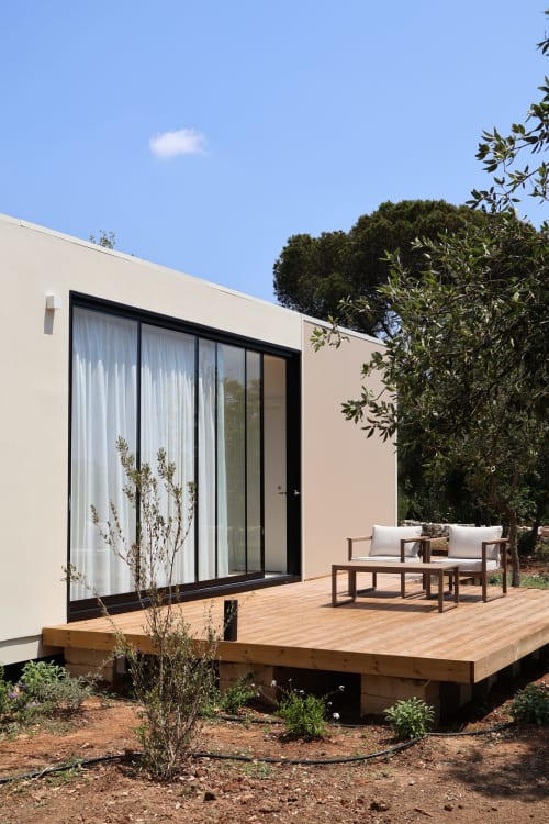 Suite glamping moderna con ampie finestre affacciate sulla terrazza in legno presso Quercia Private Nature Retreat, Maglie Italia