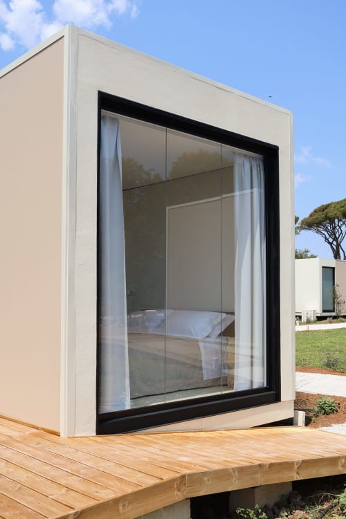 Suite camera moderna bianca con finestra a tutta altezza a Quercia Private Nature Retreat, Maglie Italia