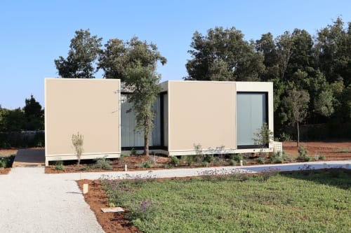 Padiglione in tonalità beige circondato dalla vegetazione mediterranea presso Quercia Private Nature Retreat a Maglie, Italia