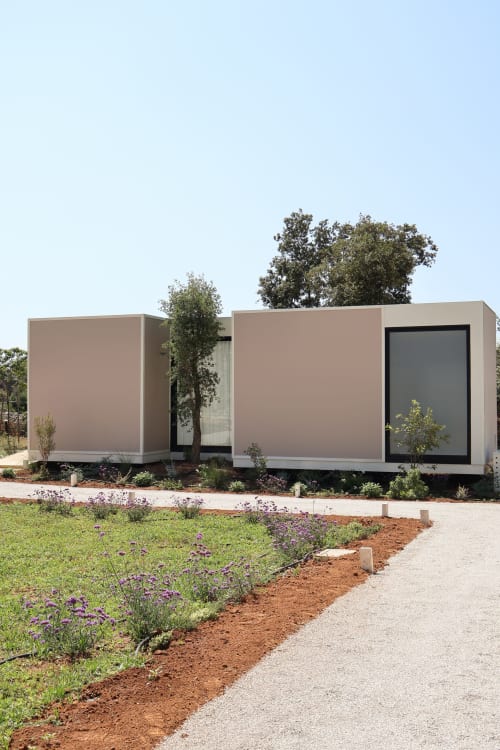 Suite Tenda moderna presso Quercia Private Nature Retreat a Maglie, Italia, con architettura minimalista e paesaggistica curata