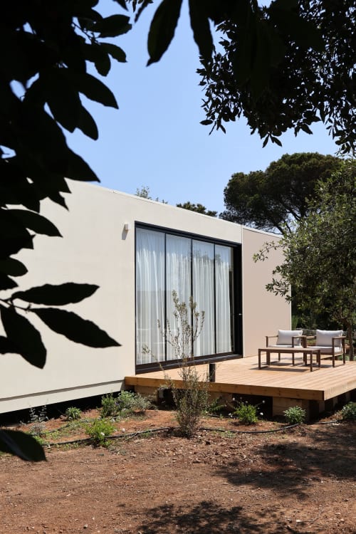 Moderna cabina beige con ampie finestre e terrazza in legno presso la Quercia Private Nature Retreat di Maglie, Italia
