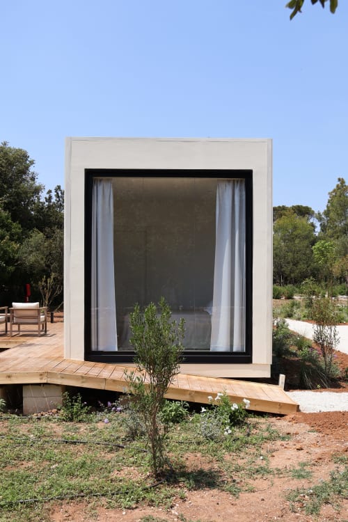 Pod glamping minimalista moderno a Quercia Private Nature Retreat a Maglie, Italia con struttura nera e tende bianche