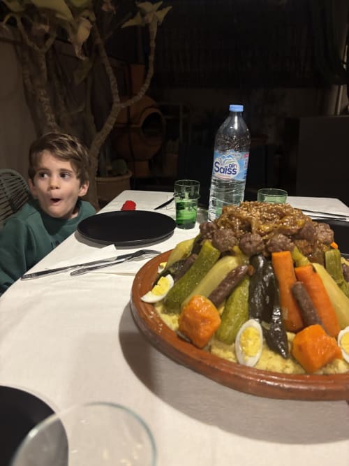 Jeune garçon à table avec un tajine marocain traditionnel au Riad 191, Marrakech