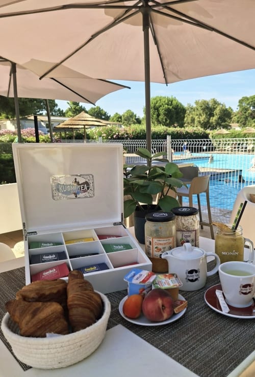 Petit-déjeuner en bord de piscine à Tamaricciu Di Cala Rossa avec sélection Kusmi Tea, viennoiseries et boissons vue sur la piscine