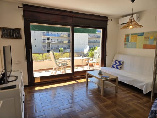 Petit studio cosy à Roses avec terrasse, canapé, TV et équipements modernes près de la plage