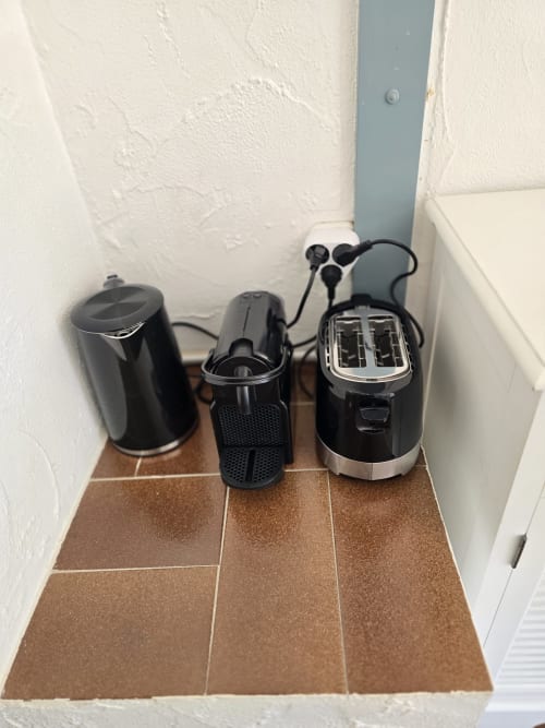 Électroménagers de cuisine incluant bouilloire électrique, grille-pain et cafetière dans studio près de la plage à Roses
