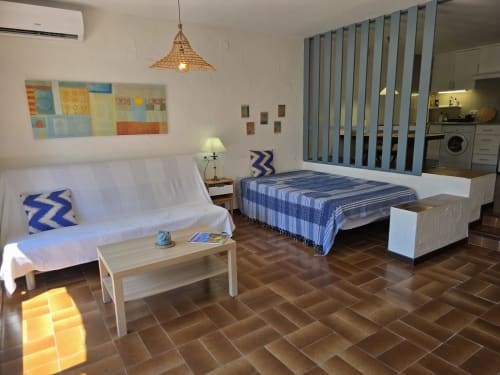 Studio cosy à Roses avec canapé, lit et kitchenette, à 80m de la plage