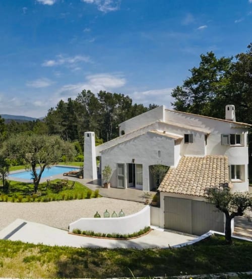 Villa blanche moderne avec terrasse et piscine privée à Grasse, Côte d'Azur, entourée de jardins et de montagnes