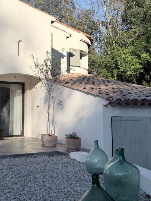 Villa blanche contemporaine avec toit en terre cuite, terrasse privée, plantes en pots et vue sur les montagnes à Grasse, Côte d'Azur