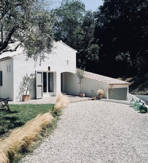 Villa blanche moderne à Grasse avec allée en gravier, garage à toiture en terre cuite, jardin méditerranéen et vue sur les montagnes