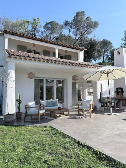 Villa blanche contemporaine à Grasse avec terrasse, salon de détente et vues sur les montagnes dominant les jardins