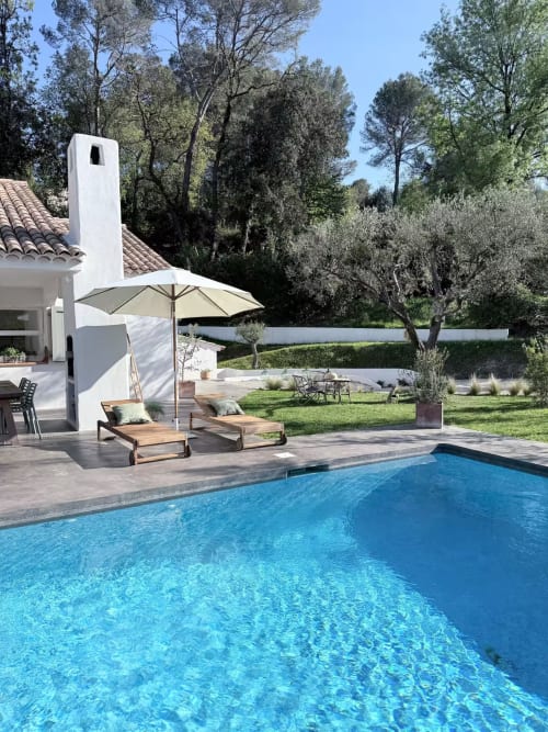 Élégante villa de luxe avec piscine, transats, parasol, terrasse et jardins à la provençale à Grasse, Côte d'Azur