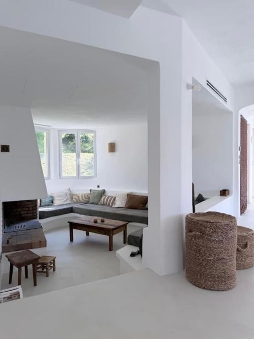 Villa moderne à Grasse avec salon intégré, cheminée et vue sur les montagnes par de grandes fenêtres